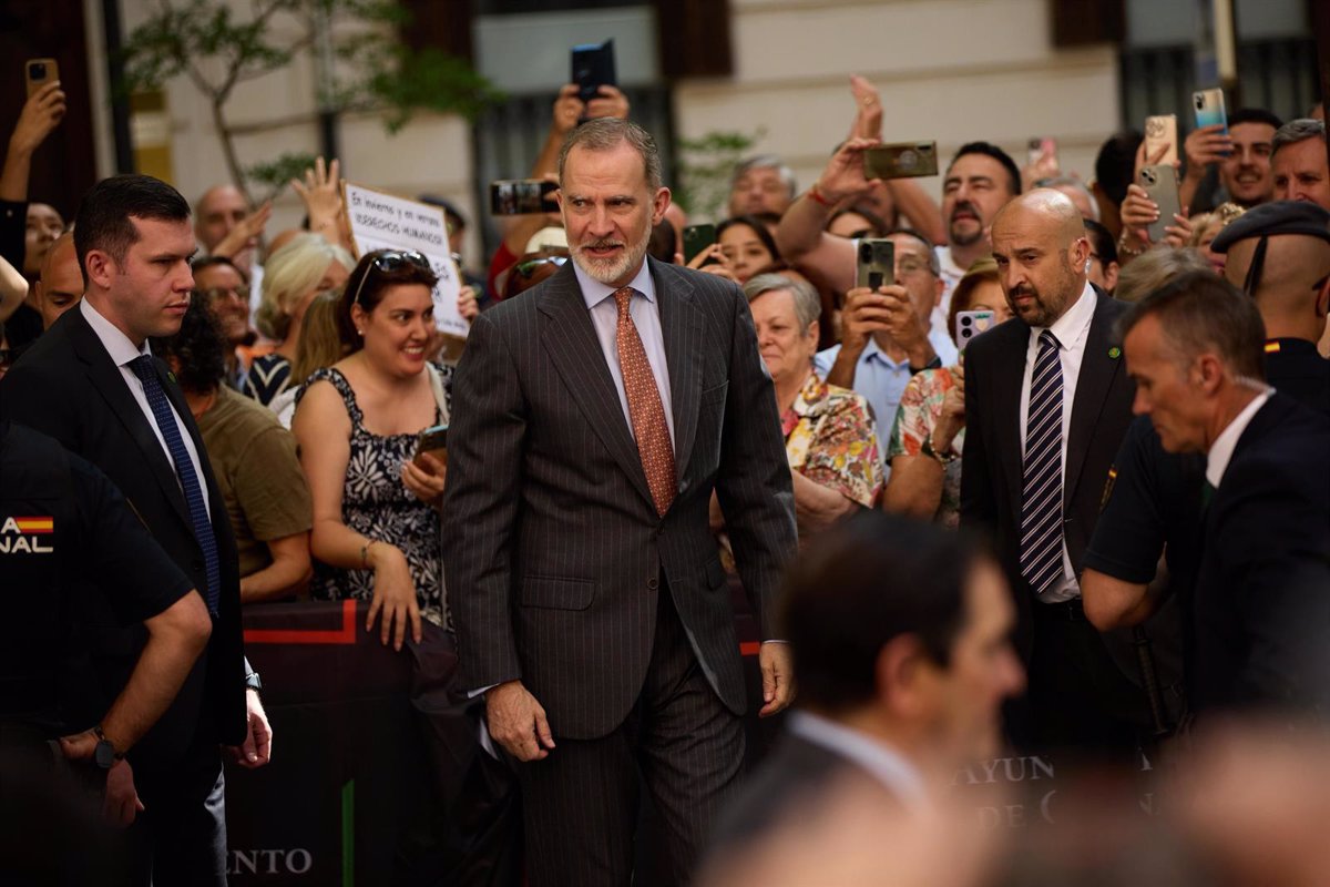 Felipe VI renueva los votos de la Casa Real con la Virgen de las Angustias en el inicio de su visita a Granada