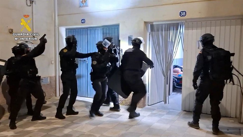Agentes de la Guardia Civil en uno de los registros.
