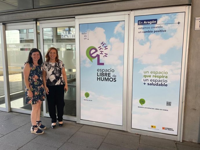 La jefa de servicio de Prevención y Programas de Salud Pública, Ana Clavería, y la directora general de Salud Pública, Nuria Gayán.