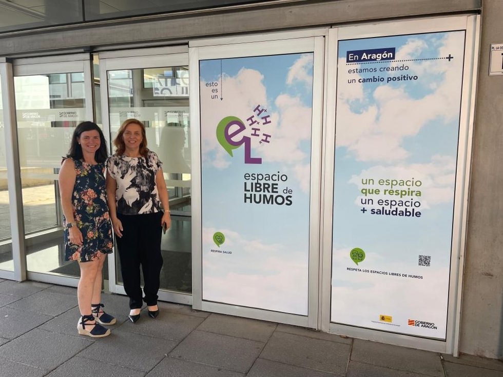 La jefa de servicio de Prevención y Programas de Salud Pública, Ana Clavería, y la directora general de Salud Pública, Nuria Gayán.