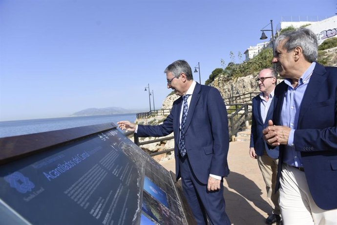 El presidente de la Diputación, Francisco Salado, ha presentado la iniciativa junto al edil de Obras, Servicios y Playas de Rincón, Sergio Díaz; y al director de Desarrollo Turístico y Empresarial de Turismo Costa del Sol, Pedro Barrionuevo.