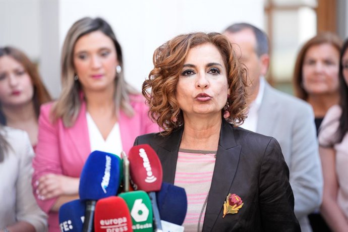 La secretaria general del PSOE-A, María Jesús Montero atiende a los medios de comunicación. A 29 de mayo de 2025 en Sevilla, Andalucía (España). La secretaria general del PSOE-A, María Jesús Montero, ha atendido a los medios en el Parlamento de Andalucía 