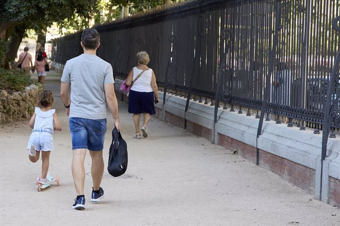 Archivo - Una persona junto a un niño en el parque de El Retiro, a 29 de julio de 2023, en Madrid (España). El ejecutivo de Ayuso ha aprobado esta semana, en el Consejo de Gobierno, una ampliación de las ayudas a la natalidad en esta región. Hasta ahora, 