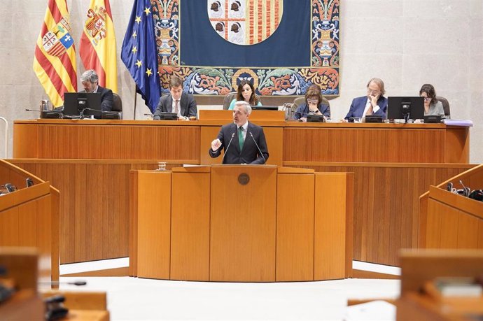 El presidente del Gobierno de Aragón, Jorge Azcón, en la sesión plenaria de las Cortes autonómicas.