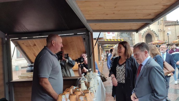 El alcalde de Oviedo, Alfredo Canteli, y la concejala de Festejos, Covadonga Díaz, en la inauguración de la feria de La Ascensión con un artesano quesero.