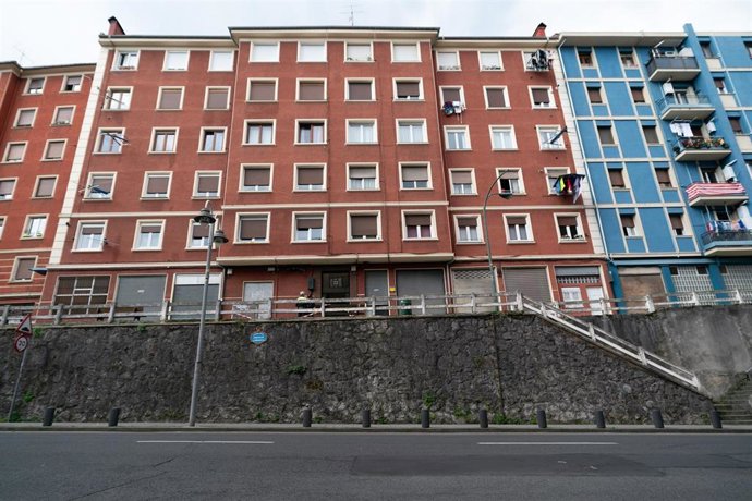 El bloque de viviendas donde han hallado los cuerpos de una joven y su padre en Bilbao