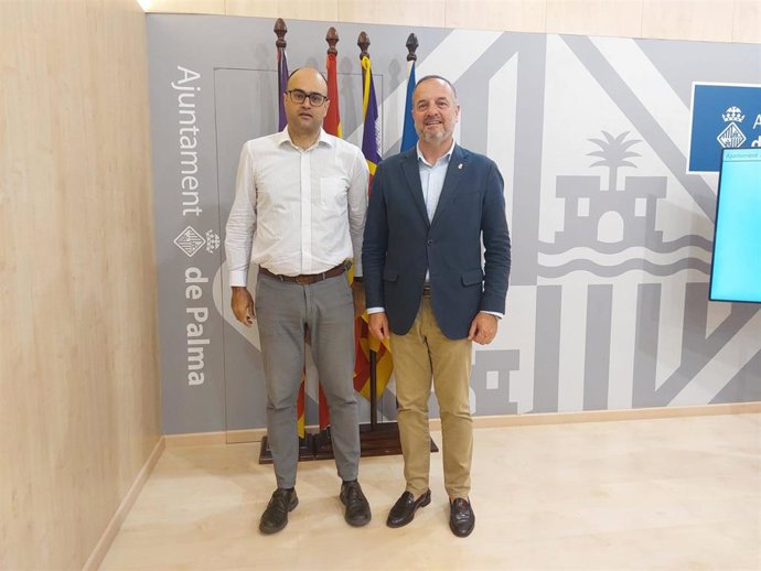 El regidor de Movilidad y Polígonos Industriales, Toni Deudero, acompañado por el responsable de la empresa auditora, Francesc Arechavala, en rueda de prensa