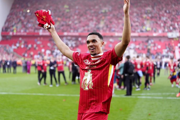 FILIADO - 05 de maio de 2025, Reino Unido, Liverpool: Trent Alexander-Arnold, do Liverpool, comemora a vitória e o título da Premier League após a partida de futebol da Premier League inglesa entre Liverpool e Tottenham Hotspur em Anfield. Arnold anunciou