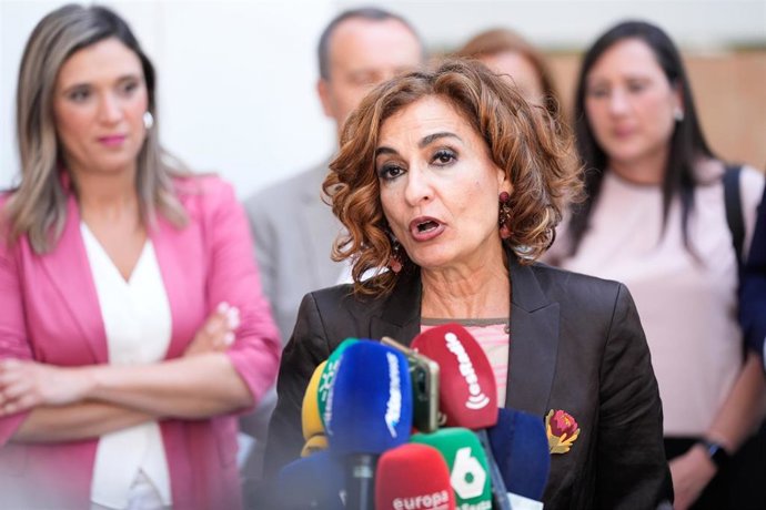 La secretaria general del PSOE-A, María Jesús Montero atiende a los medios de comunicación. A 29 de mayo de 2025 en Sevilla, Andalucía (España). (Foto de archivo).