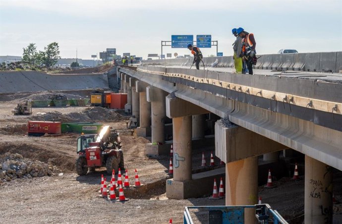 Transportes avanza en la reparación de estructuras de la A-3 y A-7 sobre el barranco del Poyo dañadas por la DANA en València