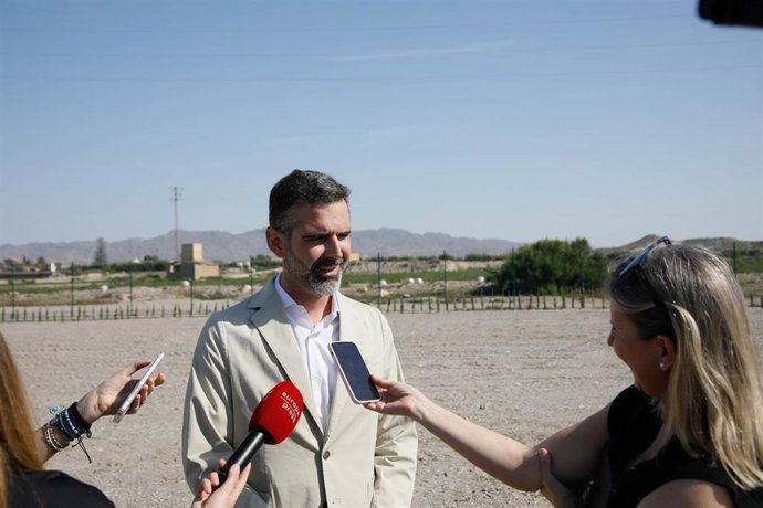 El consejero andaluz de Agricultura, Pesca, Agua y Desarrollo Rural, Ramón Fernández-Pacheco, atiende a los medios en Cuevas del Almanzora (Almería).
