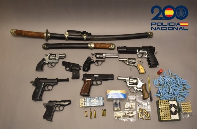 Armas y munición intervenidas en un bazar de Linares