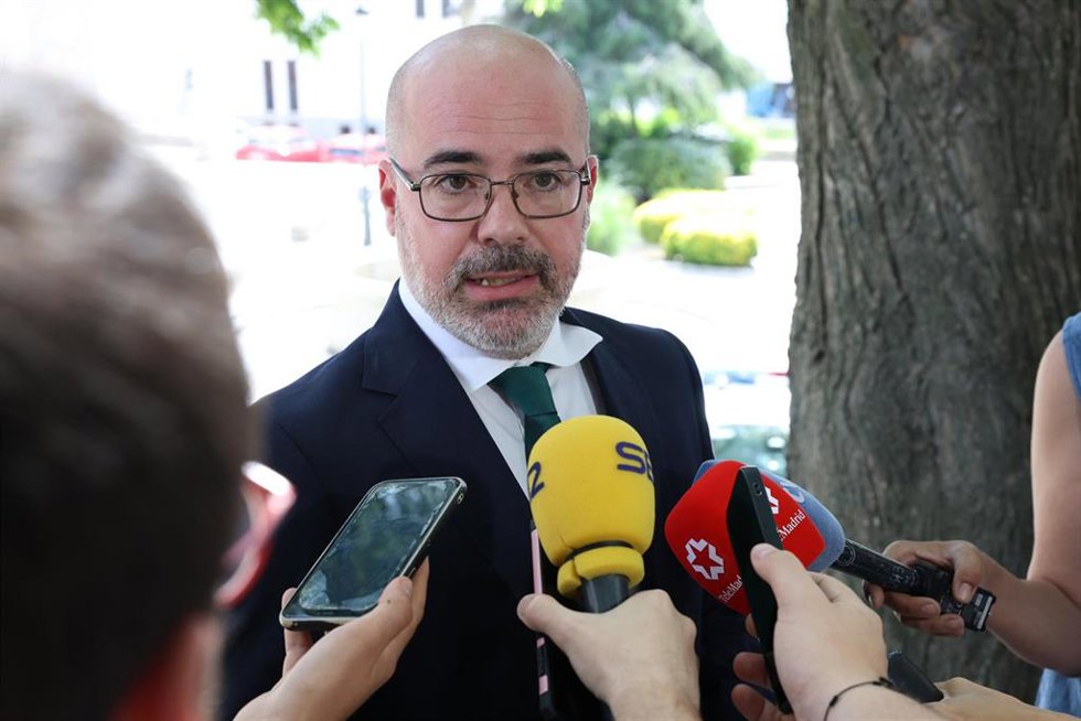 El delegado del Gobierno en la Comunidad de Madrid, Francisco Martín, ofrece declaraciones a los medios tras un encuentro con mandos de la Guardia Civil, en el Pósito Municipal, a 30 de mayo de 2025, en Colmenar Viejo, Madrid (España).