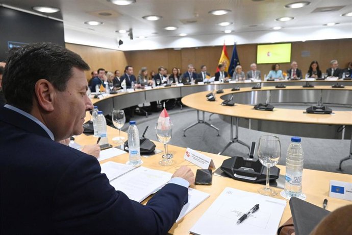 En primer plano, el consejero de Economía y Hacienda.