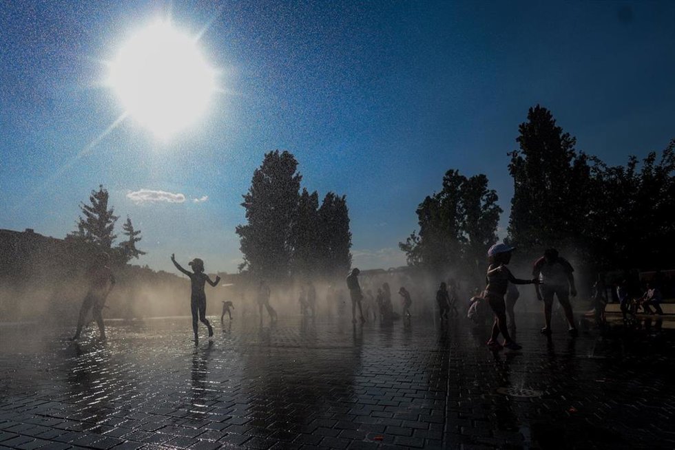 Archivo - Varios niños se refrescan en una fuente durante la tercera ola de calor en Madrid, en el parque Madrid Río, a 3 de agosto de 2024, en Madrid (España). 
