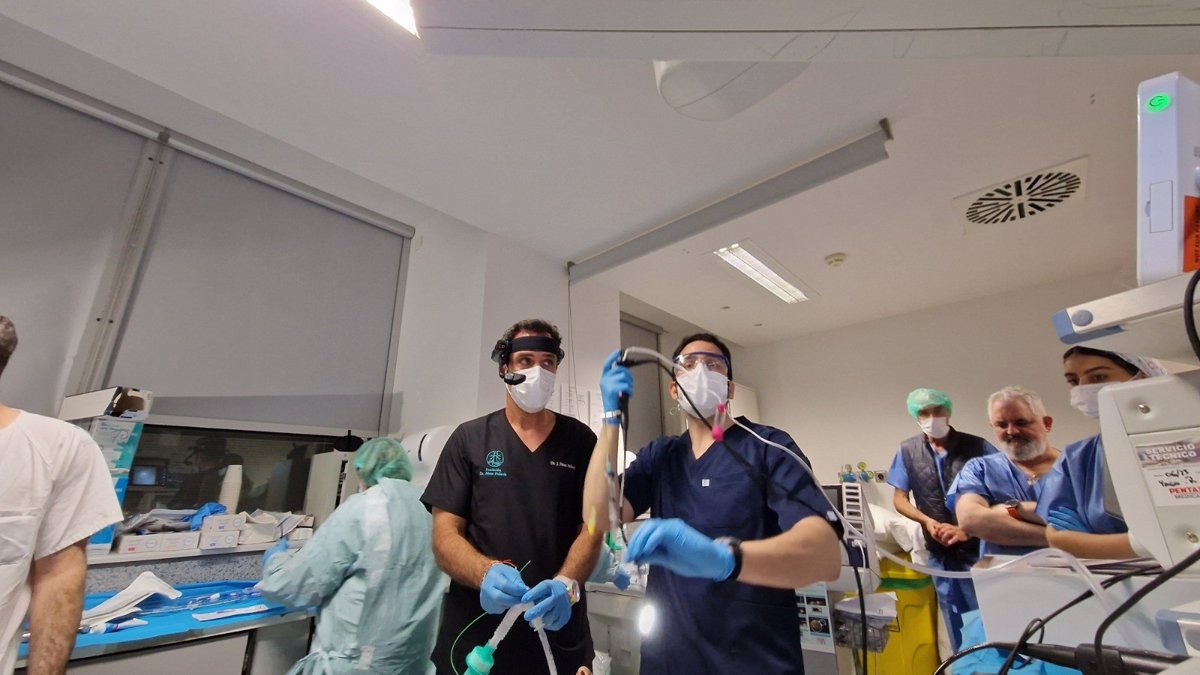 Tratamiento innovador en Asturias: médicos del HUCA destruyen un tumor bronquial con microondas