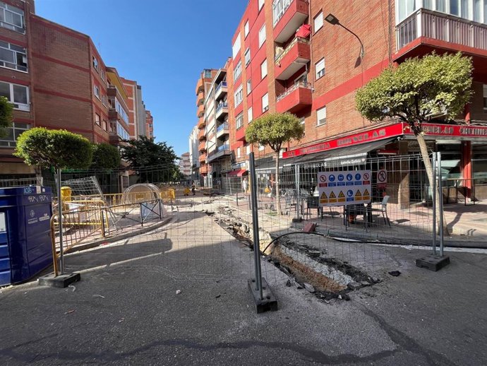 El PSOE acusa a Carnero de "caótica" gestión de las obras municipales que tiene "cercado" el barrio de La Victoria.