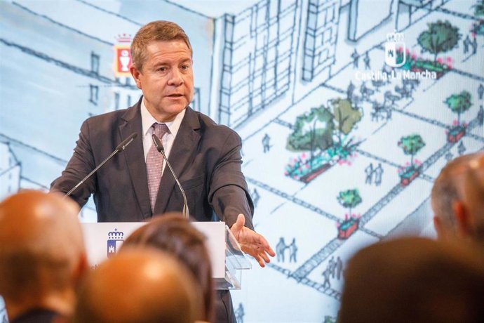 El jefe del Gobierno regional, Emiliano García-Page, presenta, en Cuenca, el proyecto para la reurbanización de la calle Carretería