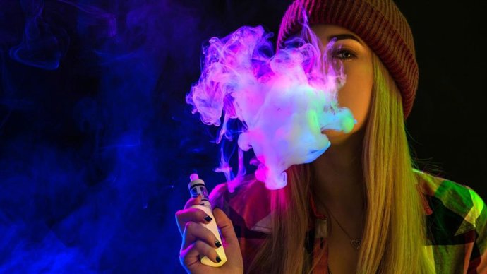 Imagen de una chica vapeando.