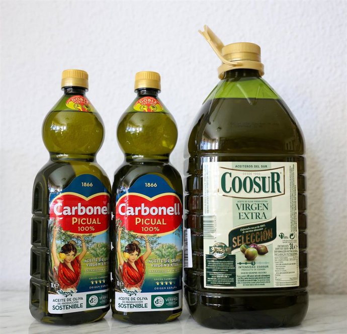 Archivo - Una garrafa y dos botellas de aceite, en Madrid (España)