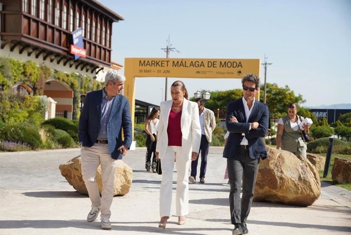 La diputada provincial de Desarrollo Económico Productivo, Esperanza González, junto al center manager de McArthurGlen Designer Outlet Málaga, Javier Mendizábal, ha asistido a la apertura de este mercado de diseño