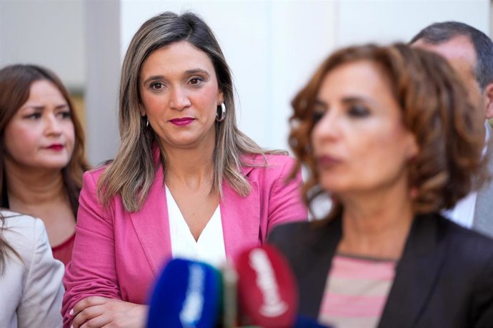 La portavoz parlamentaria del PSOE-A, María Márquez, observa a la secretaria general del PSOE-A, María Jesús Montero en la atención de medios de comunicación. A 29 de mayo de 2025 en Sevilla, Andalucía (España). (Foto de archivo).