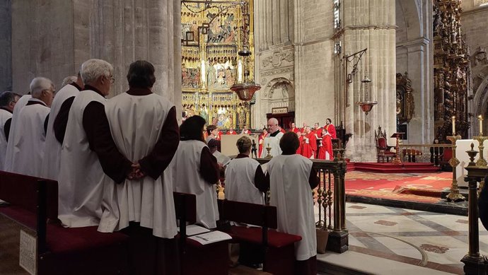Archivo - El coro de la Catedral de Oviedo, Schola Cantorum, dirigido por el sacerdote Sergio Martínez, en la celebración de Santa Eulalia de Mérida, patrona de la diócesis.