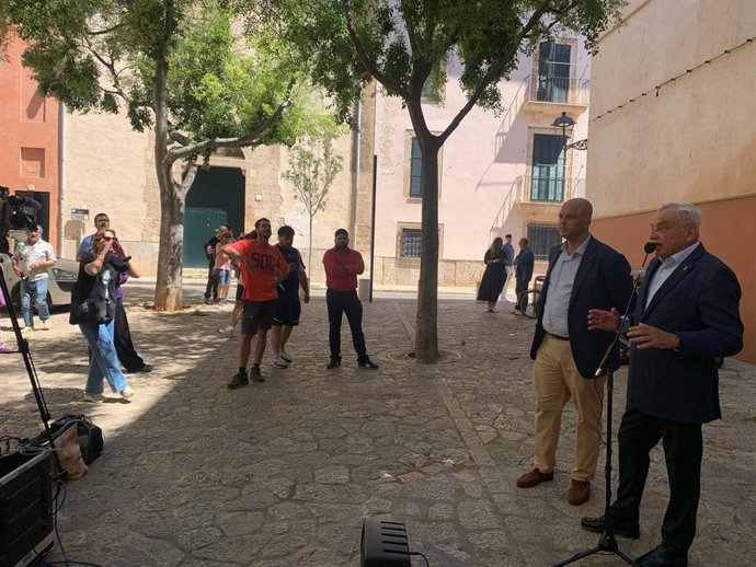 El regidor de Vivienda, Óscar Fidalgo, y el regidor de Vox en Palma Fulgencio Coll en la rueda de prensa y miembros del Sindicat d'Habitatge de Palma.