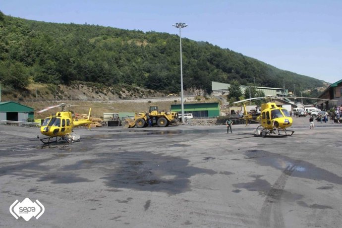 Helicópteros movilizados por el Servicio de Emergencias del Principado de Asturias (SEPA) por el accidente registrado en la mina de Cerredo (Degaña).