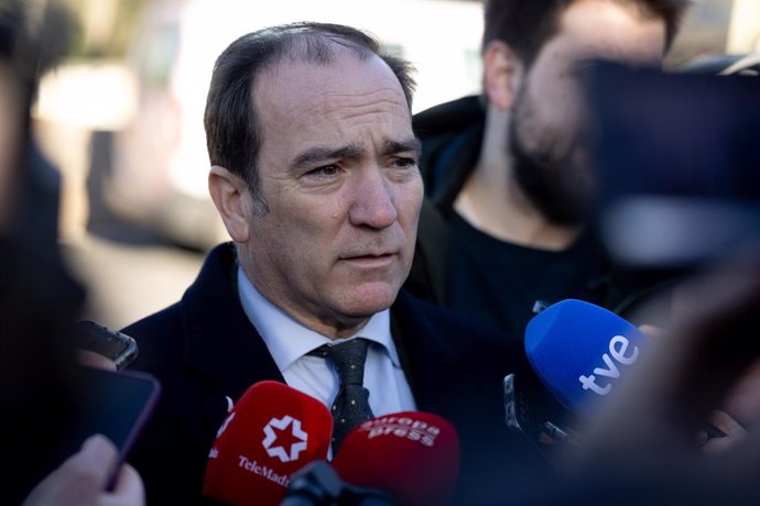 Archivo - El delegado de Urbanismo, Medio Ambiente y Movilidad, Borja Carabante, atiende a los medios de comunicación durante su visita a las obras que se están ejecutando en la A-5, a 31 de enero de 2025, en Boadilla del Monte, Madrid (España). El soterr