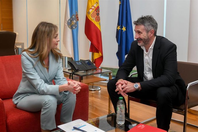 Archivo - La conselleira de Política Social, Fabiola García, con el presidente de la Fegamp, Alberto Varela, en el encuentro que mantuvieron el pasado mes de marzo. 