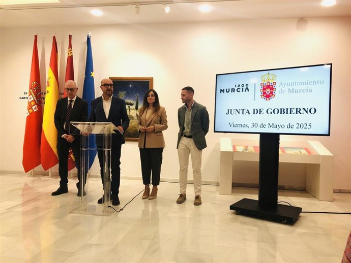 El concejal de Movilidad, Gestión Económica y Contratación, José Francisco Muñoz Moreno, en rueda de prensa acompañado de los ediles Antonio Navarro, Rebeca Pérez y Miguel Ángel Noguera