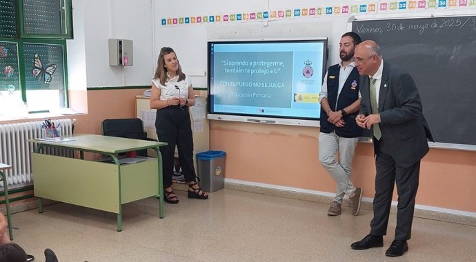 El subdelegado del Gobierno en Valladolid, Jacinto Canales, visita un centro educativo