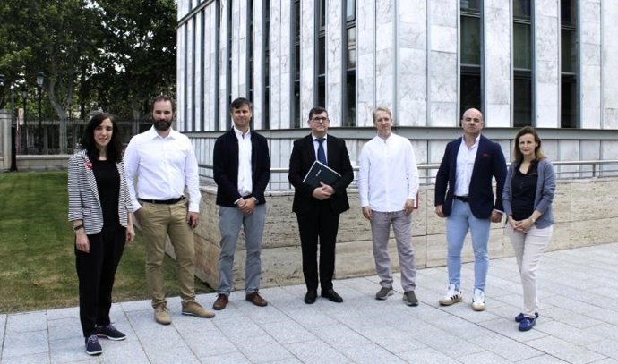 El director general de Empresa, Energías e Internacionalización, Amadeo Lázaro, junto al presidente de la Asociación Riojana para la Innovación Constructiva (ARIC), Ismael Martín, presenta las actuaciones incluidas en el nuevo convenio con la ARIC