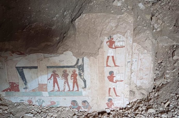 Jeroglíficos en l<z nuevas tumbas de dignatarios encontradas en Luxor, Egipto.