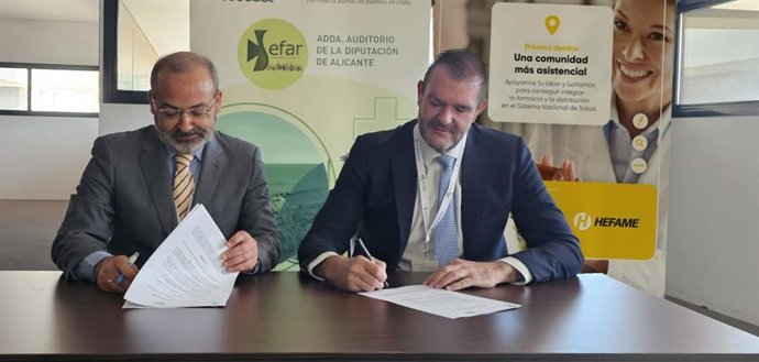 El presidente de Hefame y de su Fundación, Enrique Ayuso, y el presidente de la Sociedad Española de Farmacia Rural (SEFAR), Jaime Espolita, durante la firma del acuerdo