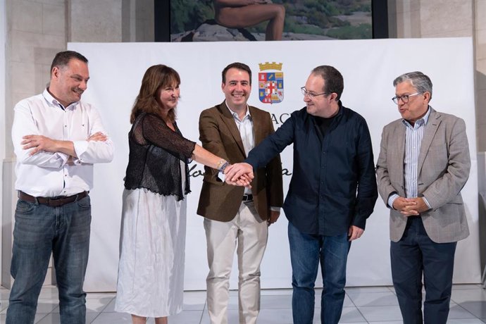 El vicepresidente de la Diputación de Almería, Fernando Giménez, junto a Andrés García Ibáñez y Santiago Alfonso, en representación de la Fundación Ibáñez Cosentino, y Encarnación Ortega, como responsable de la Fundación Álvarez Duarte.