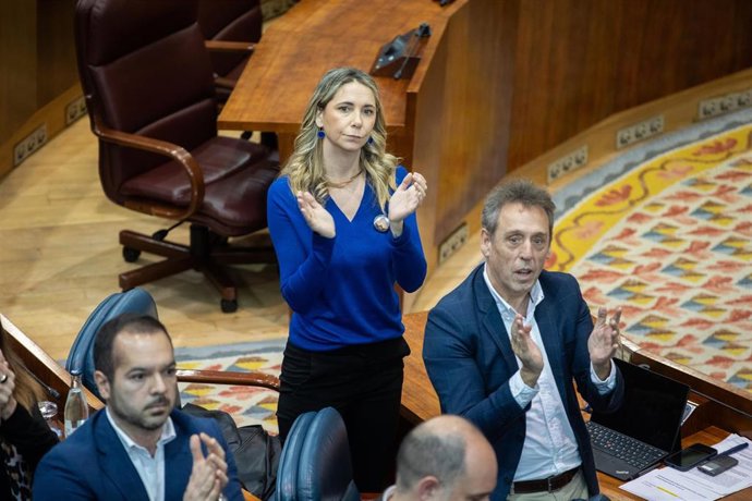 Archivo - La portavoz del PSOE en la Asamblea de Madrid, Mar Espinar, aplaude a un grupo de afectados por las muertes en las residencias en la Comunidad de Madrid durante el Covid-19.