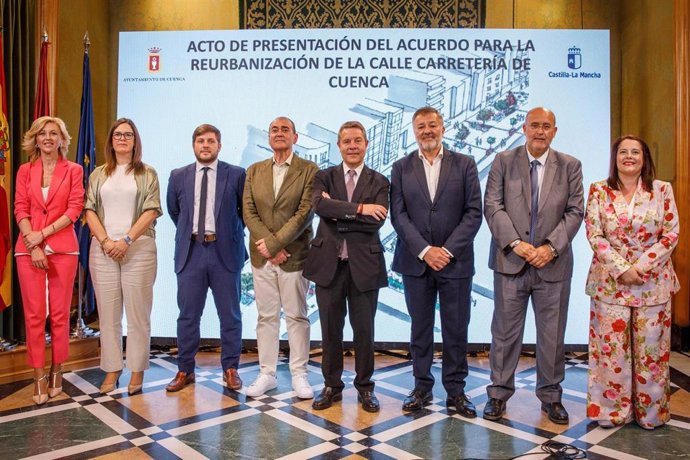 El jefe del Gobierno regional, Emiliano García-Page, presenta, en Cuenca, el proyecto para la reurbanización de la calle Carretería