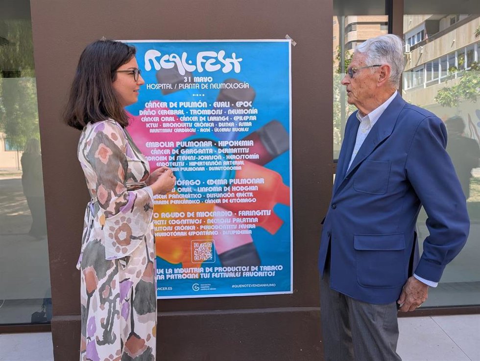 El vicepresidente de la Junta Provincial Asociada de Cáncer en Valencia, Antonio Barbós, y la coordinadora de la unidad de promoción de la salud en AECC Valencia, Natalia Ruiz, junto al cartel del 'Real Fest'