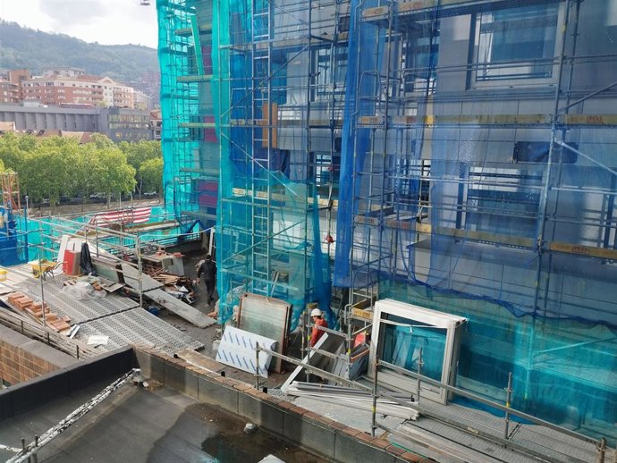 Archivo - Trabajadores del sector de la Construcción. 