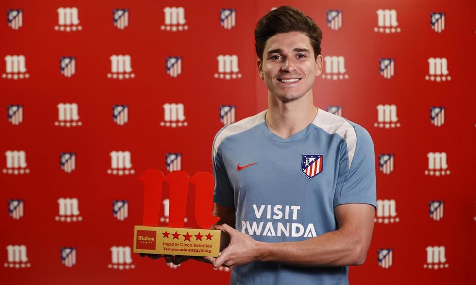 Julián Álvarez posa con el trofeo Mahou como Jugador Cinco Estrellas