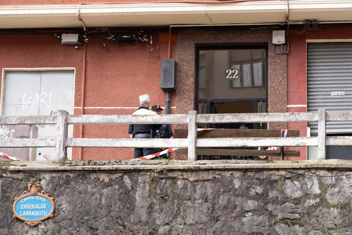 Agentes de policía en la entrada del bloque de viviendas donde un hombre de 43 años ha matado a su hija de 13.