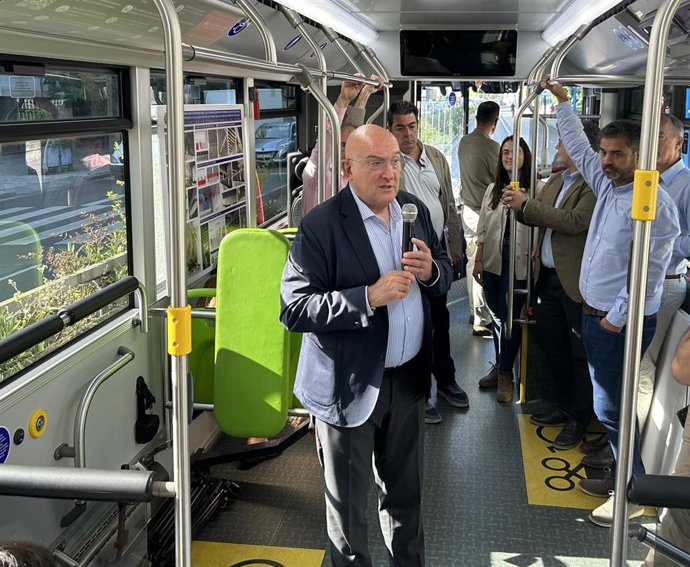 El alcalde de Valladolid, Jesús Julio Carnero, habla a los medios de comunicación en el viaje en autobús que ha realizado este viernes.