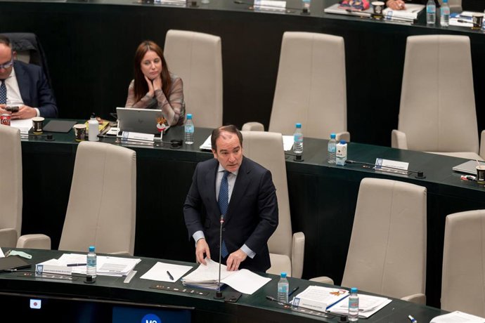 Archivo - El segundo teniente de Alcalde de Madrid, Borja Carabante, interviene durante una sesión ordinaria del Pleno municipal, en el Palacio de Cibeles.