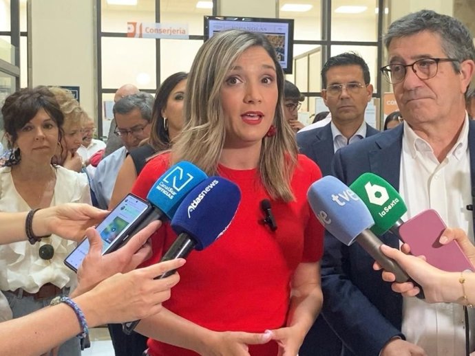 La vicesecretaria general del PSOE-A, María Márquez, atiende a los medios en Granada.