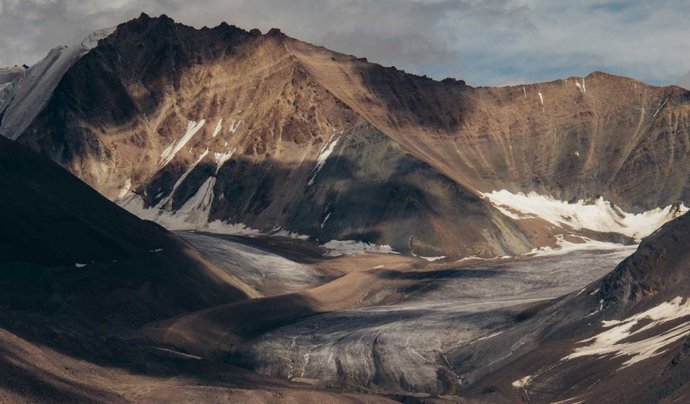 El retroceso de los glaciares es un fenómeno global. El glaciar Chandran, en la India, es un ejemplo notable del cambio glacial en Asia.