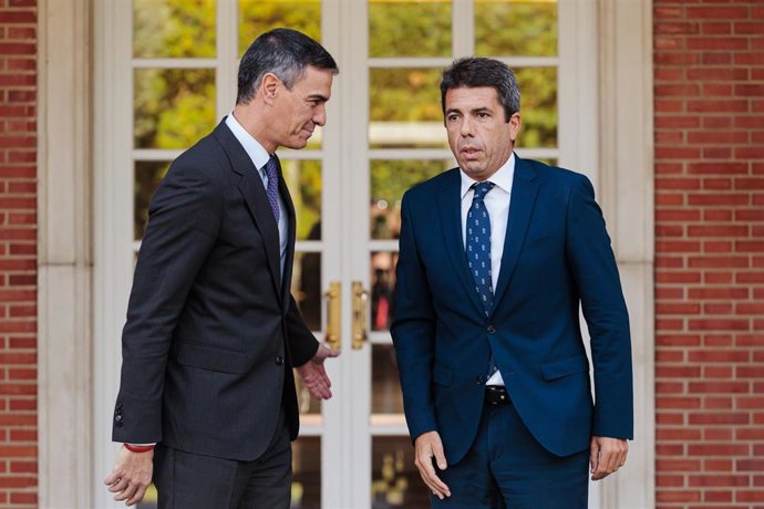 Archivo - El presidente del Gobierno, Pedro Sánchez (i), y el 'president' de la Generalitat, Carlos Mazón (d), en una imagen de archivo en el Palacio de la Moncloa