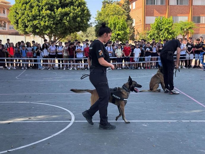 Exhibición canina en los institutos Ruiz de Alda y Mar Menor
