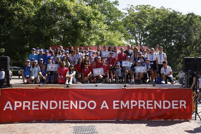 Los premiados recogen sus diplomas en el escenario de 'Aprendiendo a emprender', en la XV edición.